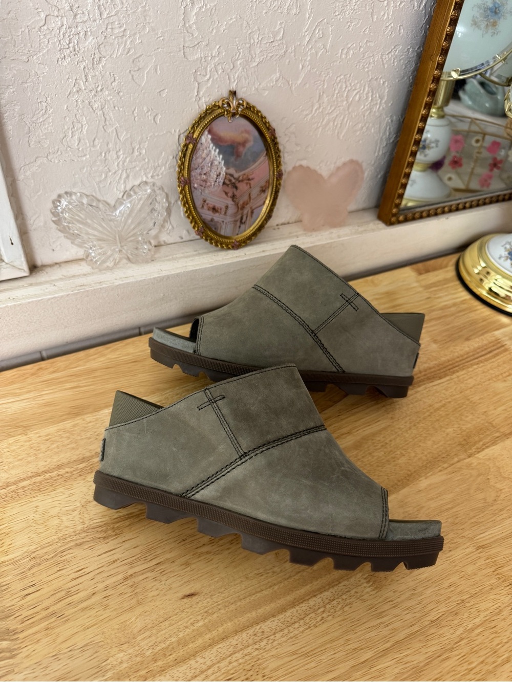 Sorel Kinetic Olive Green Nubuck Slide Mules Lug Sole Comfort Sandals Size 10 - Picture 2 of 12